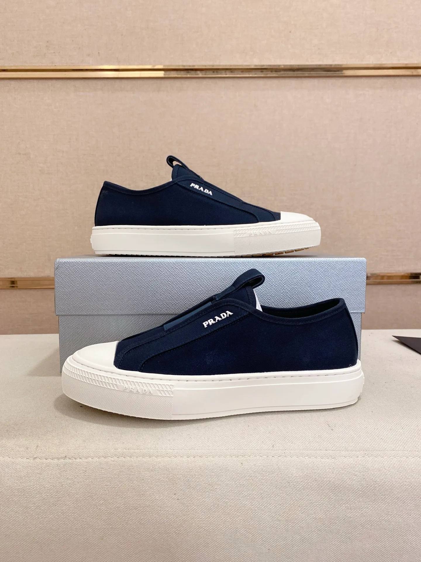 Factory price 580💰 ✔️✔️✔️High version High-quality new PRADA counters are on the market at the same time. The new men's shoes and 😘fabrics are selected from first-layer cowhide and are made by pure handicrafts. Lining: Full cowhide lining. 👍🏿 High-end ☄️ air-cushion molded anti-slip rubber outsole, exquisite lines, simple and elegant, comfortable and high-end for leisure travel. Code number: 38 to 44 (45 can be customized)